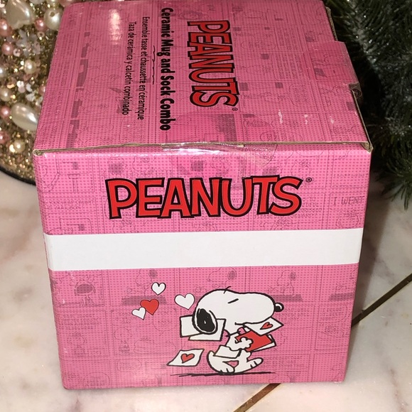 💖NWT💖 Peanuts Snoopy Valentine Ceramic Mug & 2 Pairs Socks Gift Set in Box - Picture 4 of 8